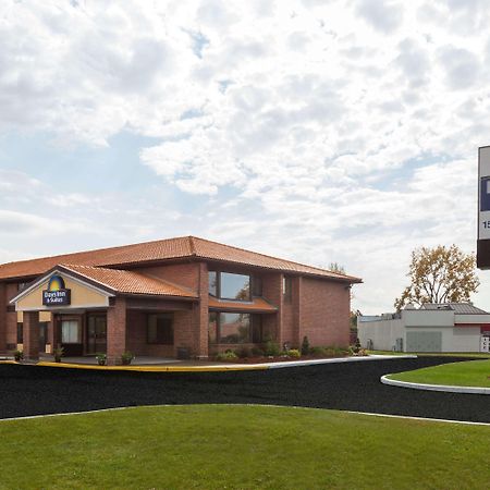 Days Inn By Wyndham Utica Exteriör bild