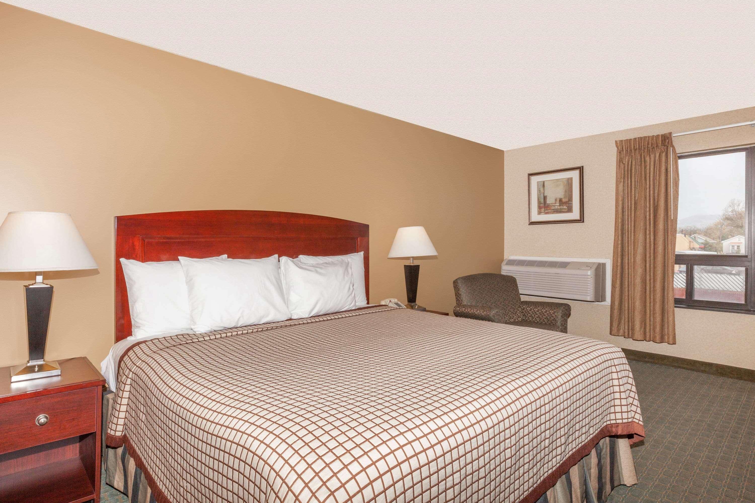 Days Inn By Wyndham Utica Exteriör bild