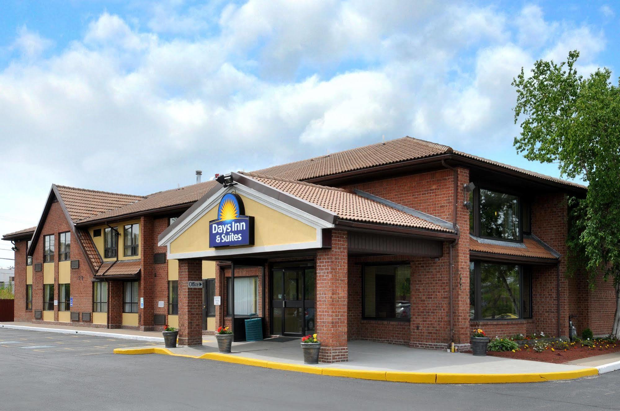 Days Inn By Wyndham Utica Exteriör bild